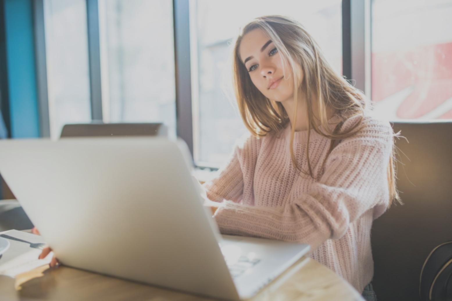 Personne analysant des données financières sur ordinateur portable